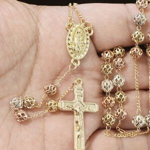 Roario de San Judas laminado en oro 18k.
18k gold plated Rosary necklace.